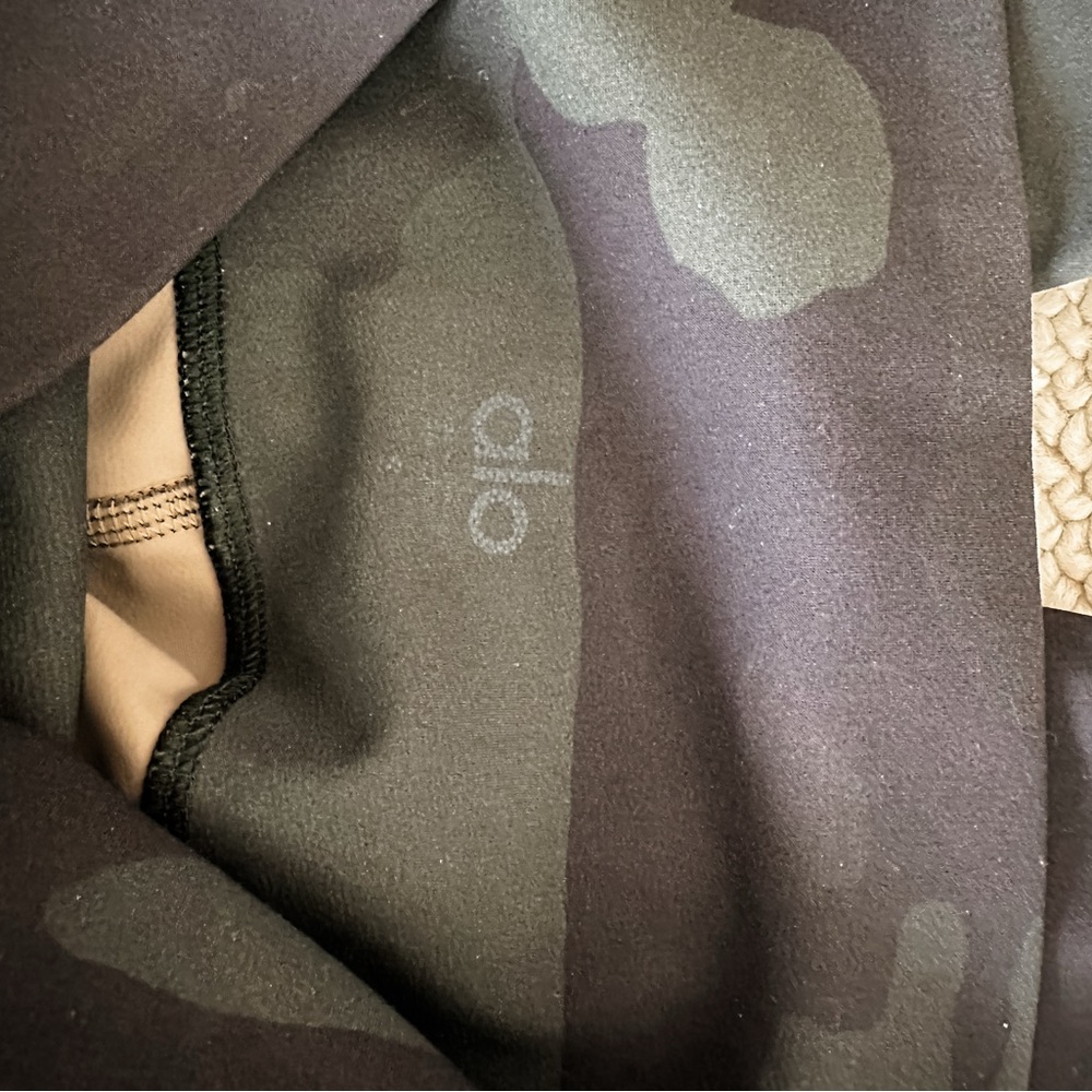 ALO Yoga Camouflage Leggings — Dark Green & Black - Picture 4 of 4